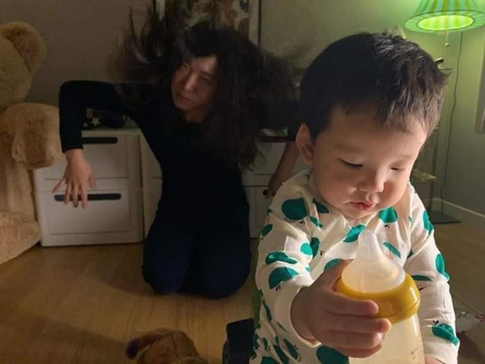 Loạt ảnh cực hài hước Khi tôi làm mẹ quá sớm
