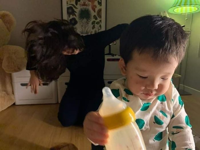 Loạt ảnh cực hài hước Khi tôi làm mẹ quá sớm