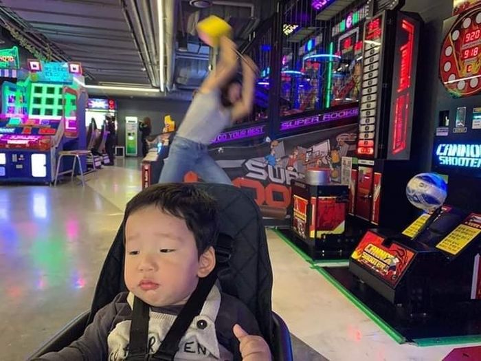Loạt ảnh cực hài hước Khi tôi làm mẹ quá sớm