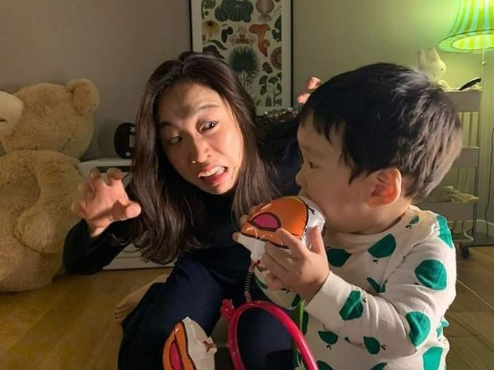Loạt ảnh cực hài hước Khi tôi làm mẹ quá sớm