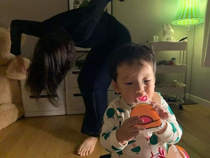 Loạt ảnh cực hài hước Khi tôi làm mẹ quá sớm
