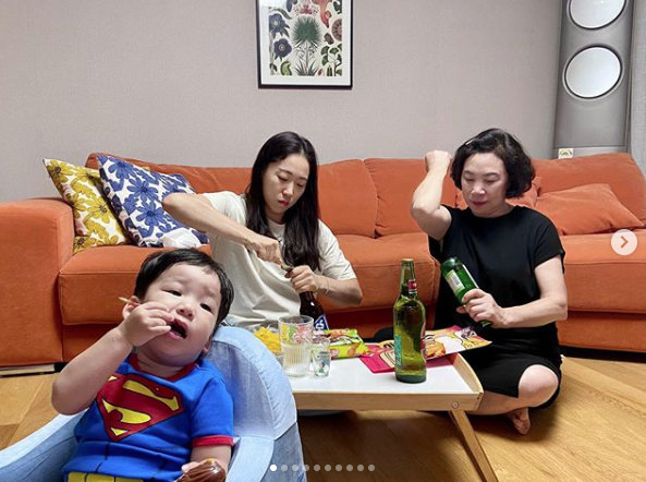 Loạt ảnh cực hài hước Khi tôi làm mẹ quá sớm