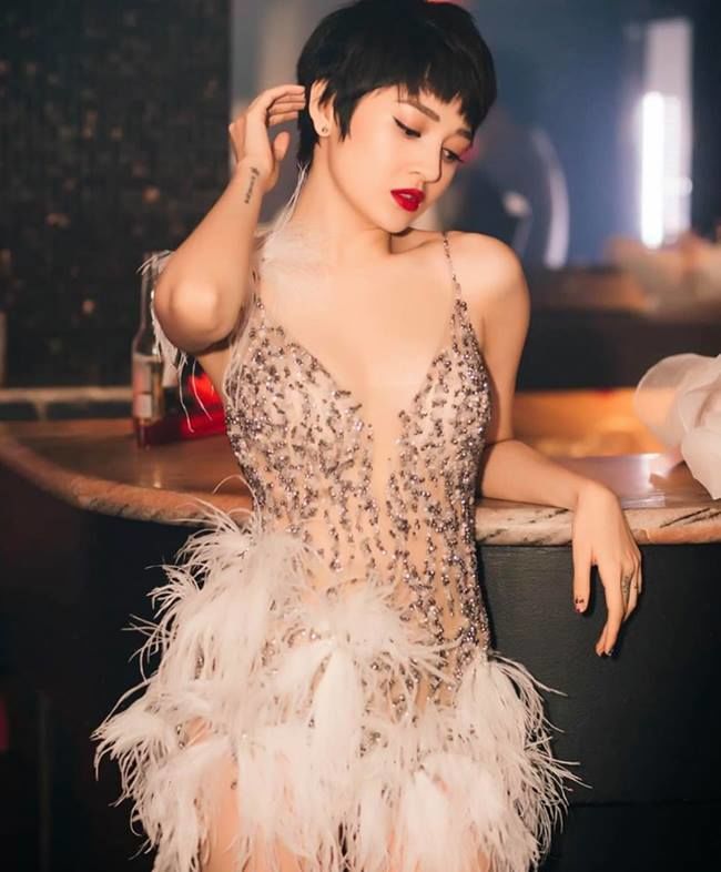 Loạt váy đi bar biểu diễn của sao: Bích Phương khiến fan nóng mặt
