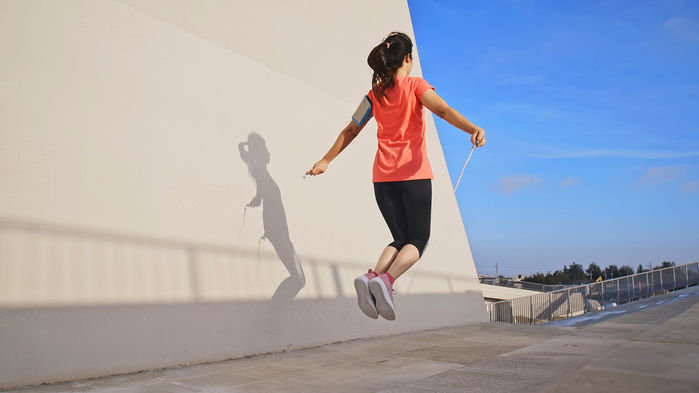 Ngại đến phòng gym thì cứ nhảy dây, vừa đốt calo lại tốt cho tim mạch