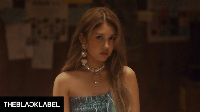 Somi, Momo và hội idol nữ K-pop xinh đẹp nhưng bị chê hát live dở tệ