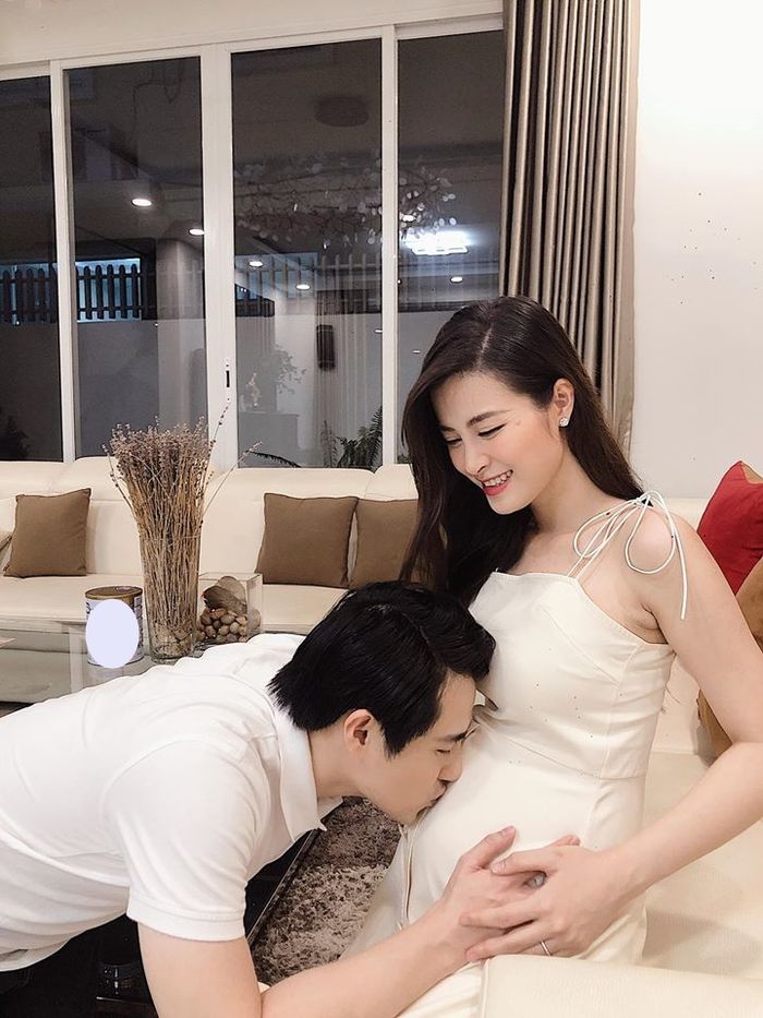 Mẹ bầu Đông Nhi khoe ảnh du lịch: Nhan sắc đỉnh cao khiến fan phát sốt
