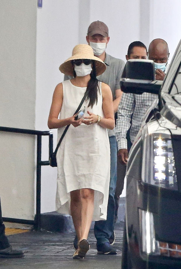 Meghan Markle và những lần mặc đồ nhàu như quả táo tàu