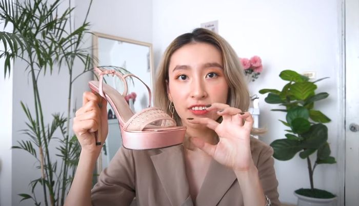 Mẹo giúp giảm đau, trầy gót chân khi đi giày cao: Dùng băng cá nhân