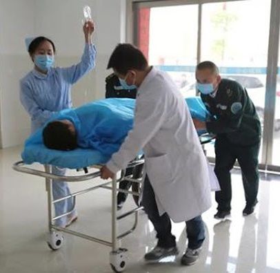 Để chó liếm mặt, người phụ nữ bị nhiễm độc máu, suýt không qua khỏi