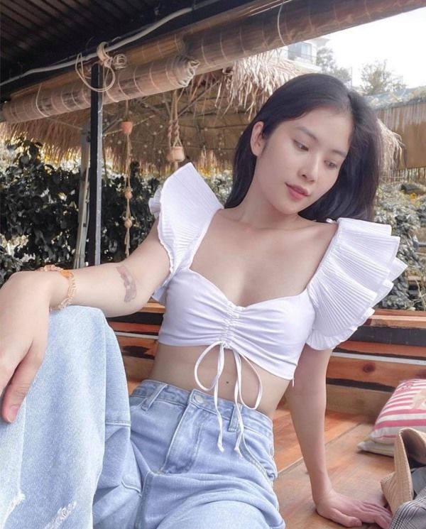 Chọn sai kiểu áo, chị gái Nam Em ngực 82cm mà như màn hình phẳng