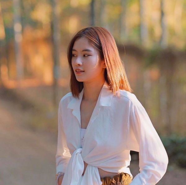 Chọn sai kiểu áo, chị gái Nam Em ngực 82cm mà như màn hình phẳng