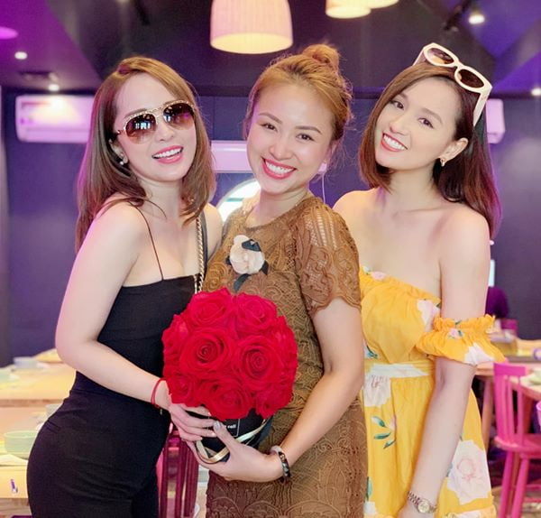 Nam tiến cùng chồng sắp cưới và con trai, Vân Hugo khóc hết nước mắt