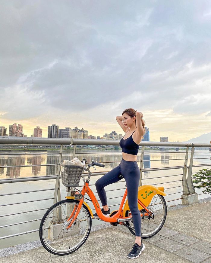 Nữ tiếp viên hàng không gây sốt vì dáng quá đẹp