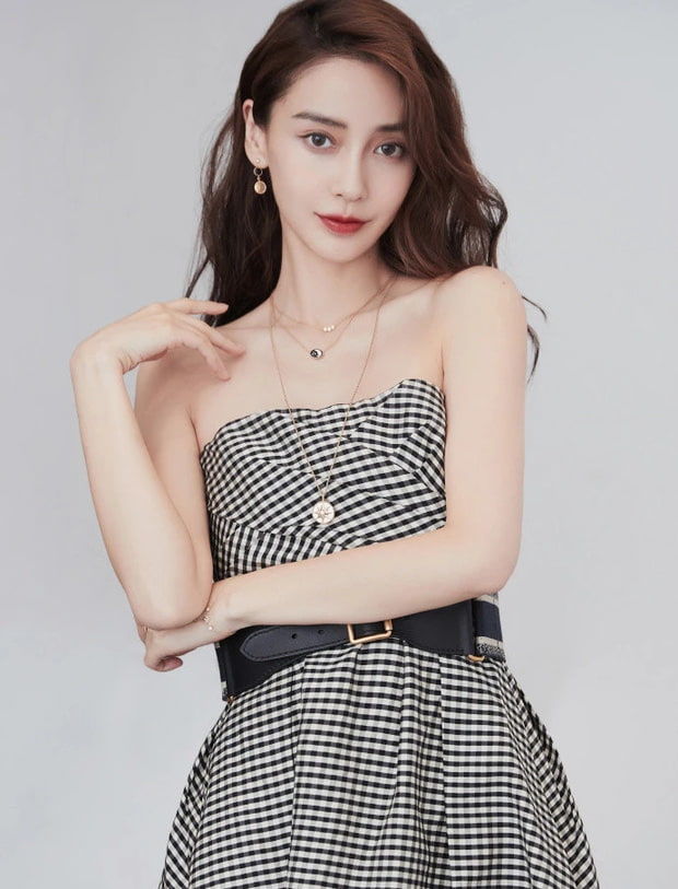 Netizen tranh cãi về nhan sắc thật của Angelababy qua livestream