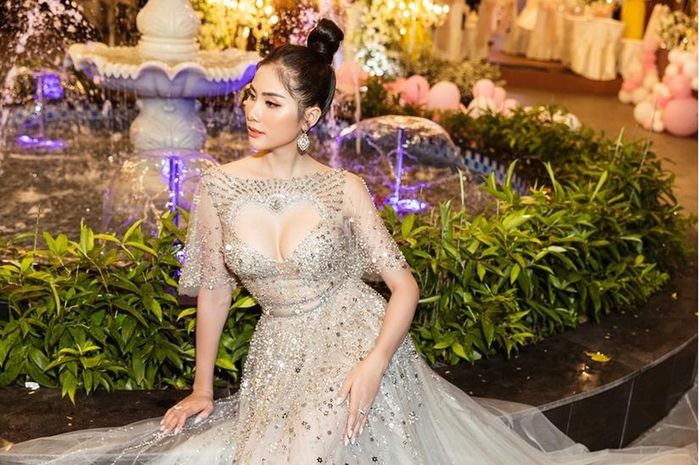 Ngọc Trinh - Huyền My đụng hàng váy khoét ngực trái tim: Ai đẹp hơn?