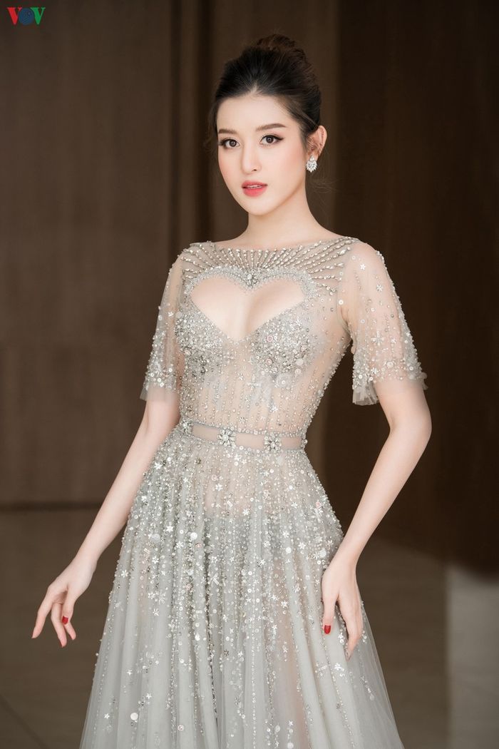 Ngọc Trinh - Huyền My đụng hàng váy khoét ngực trái tim: Ai đẹp hơn?