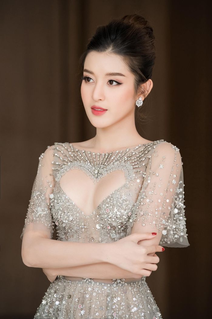Ngọc Trinh - Huyền My đụng hàng váy khoét ngực trái tim: Ai đẹp hơn?
