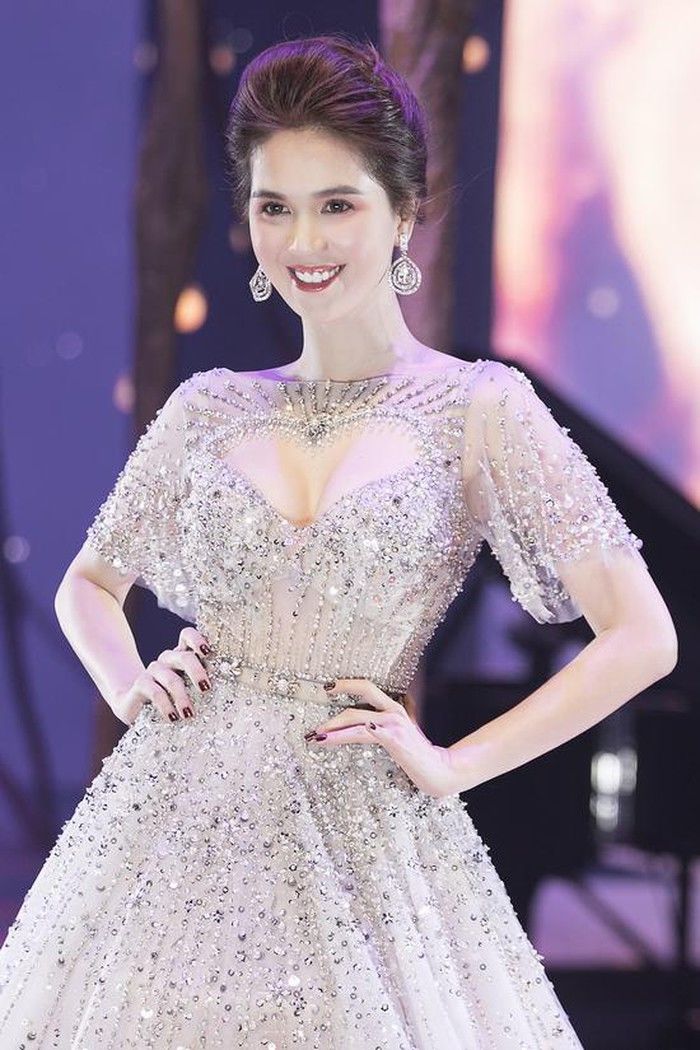 Ngọc Trinh - Huyền My đụng hàng váy khoét ngực trái tim: Ai đẹp hơn?