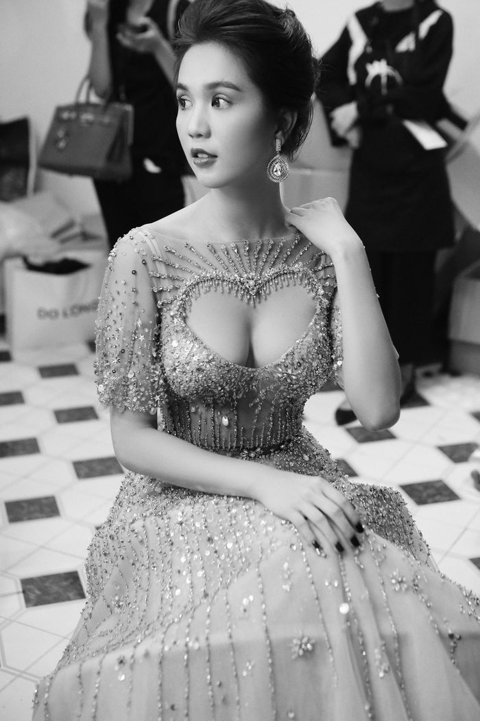Ngọc Trinh - Huyền My đụng hàng váy khoét ngực trái tim: Ai đẹp hơn?