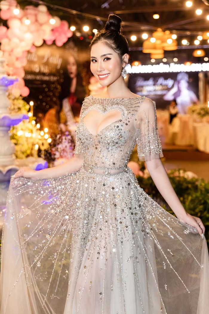 Ngọc Trinh - Huyền My đụng hàng váy khoét ngực trái tim: Ai đẹp hơn?