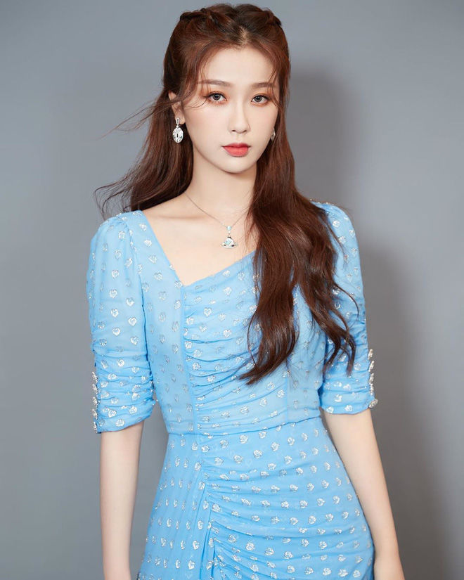 Ngu Thư Hân bị bóc mẽ copy phong cách của Jennie, Lisa