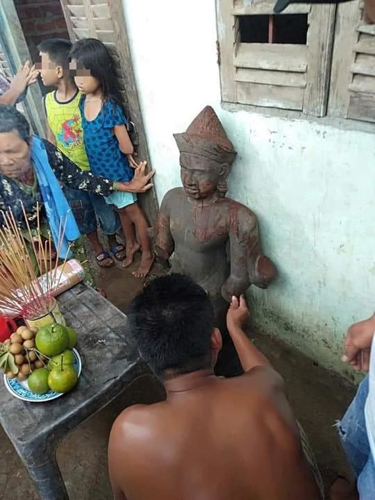 Người dân đua nhau đi cúng bái bức tượng bằng đá cụt tay