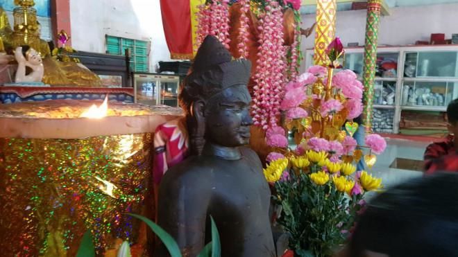Người dân đua nhau đi cúng bái bức tượng bằng đá cụt tay