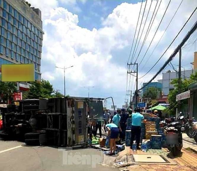 Người dân giúp tài xế nhặt hàng trăm thùng nước ngọt bị đổ vương vãi