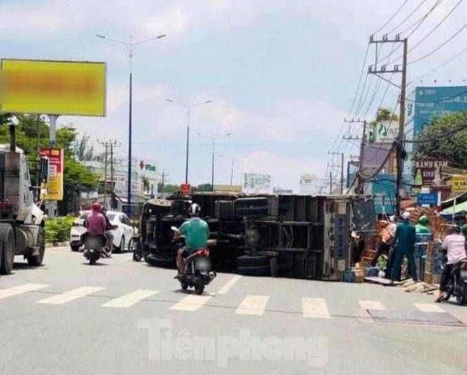 Người dân giúp tài xế nhặt hàng trăm thùng nước ngọt bị đổ vương vãi