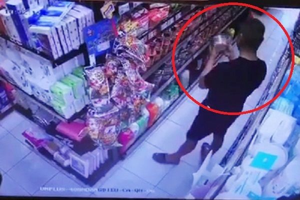 Người đàn ông vào siêu thị nhổ nước bọt lên hàng hoá tại Đà Nẵng