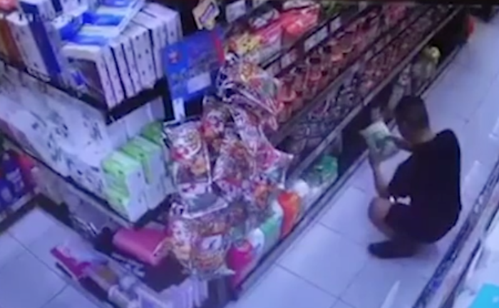 Người đàn ông vào siêu thị nhổ nước bọt lên hàng hoá tại Đà Nẵng