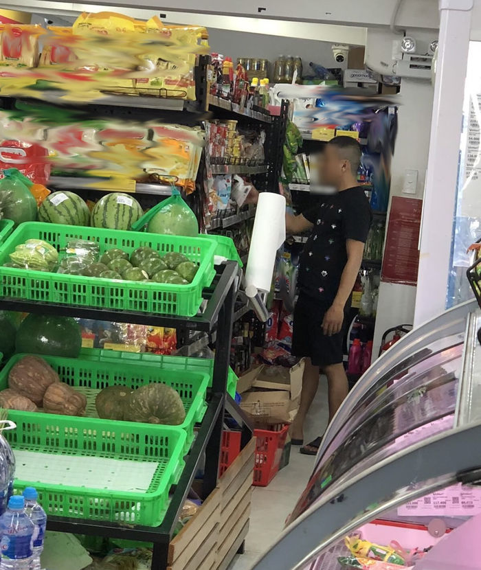 Người đàn ông vào siêu thị nhổ nước bọt lên hàng hoá tại Đà Nẵng