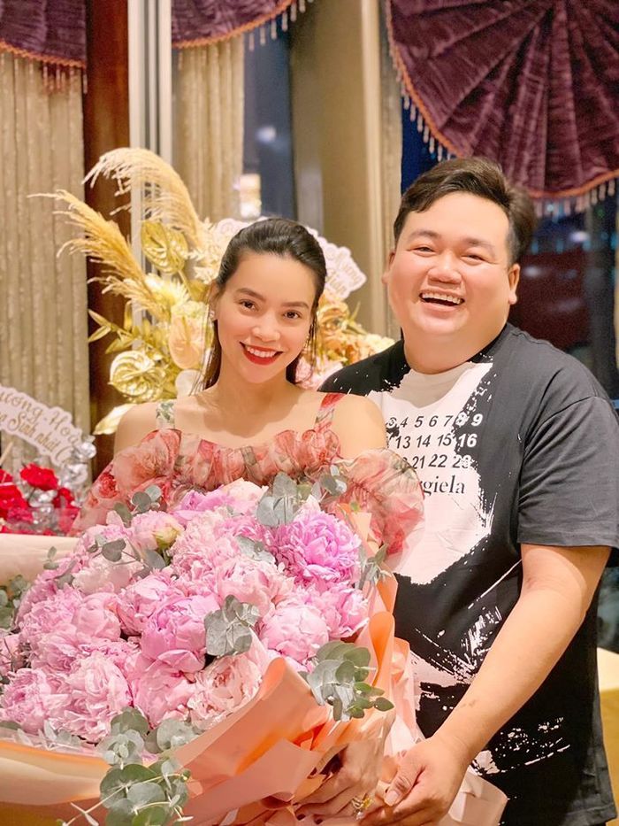Ngụy trang bụng bầu đến cùng: Hà Hồ ôm khư khư gối khi livestream