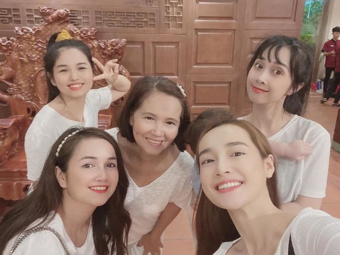 Nhã Phương hiếm khoe ảnh chụp cùng bố chồng dù được thương như con đẻ