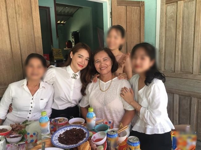 Nhã Phương hiếm khoe ảnh chụp cùng bố chồng dù được thương như con đẻ