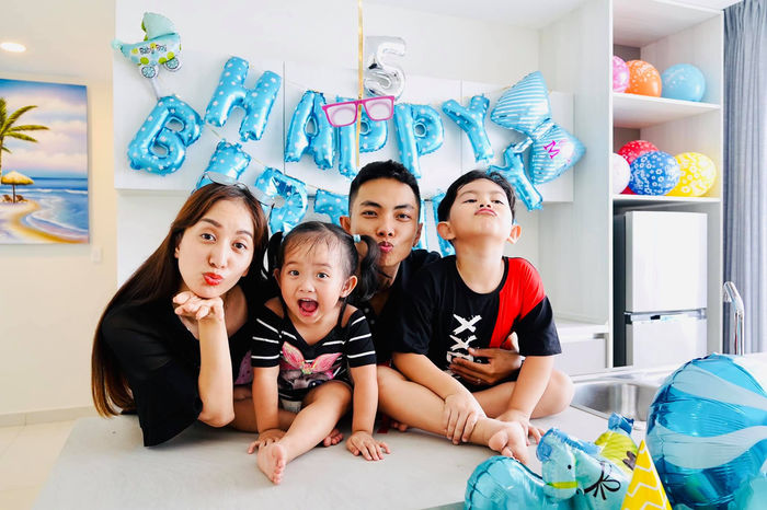 Vợ chồng Nhã Phương kỷ niệm 5 năm bên nhau, Min diện bikini gợi cảm