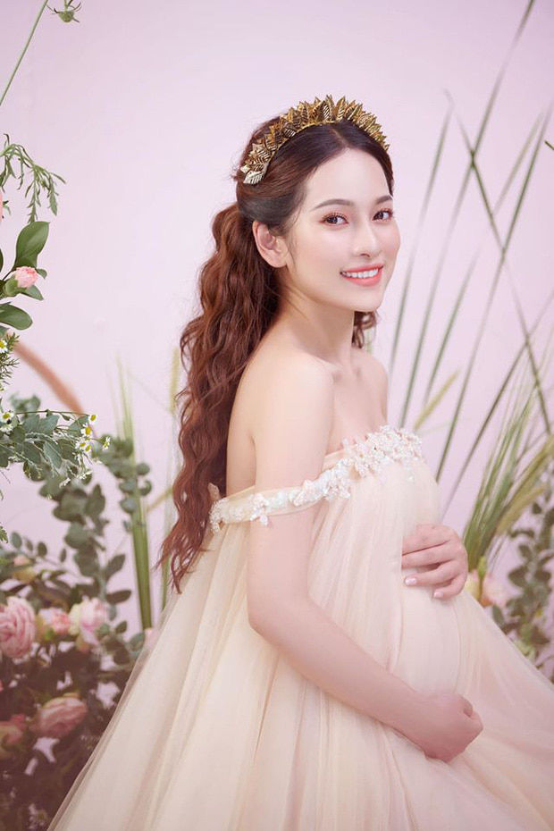 Vợ chồng Nhã Phương kỷ niệm 5 năm bên nhau, Min diện bikini gợi cảm