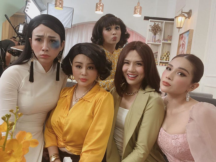 Vợ chồng Nhã Phương kỷ niệm 5 năm bên nhau, Min diện bikini gợi cảm