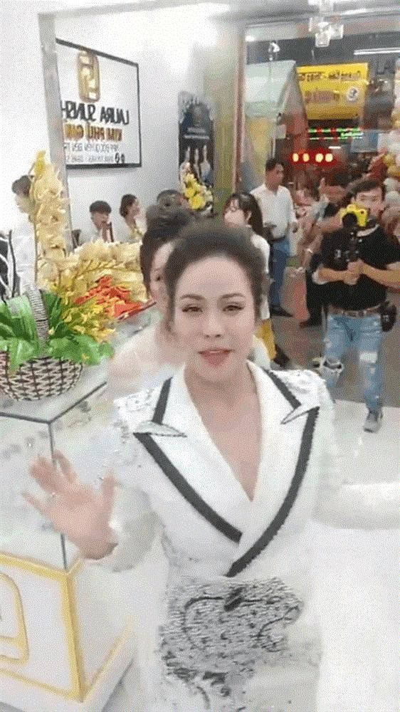 Nhật Kim Anh bị nghi mặc váy nhái của Hà Hồ, NTK nói: Giống tận 95%