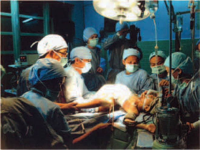 Khoảnh khắc khó quên của cả ekip sau ca tách dính 1988: Sống rồi!