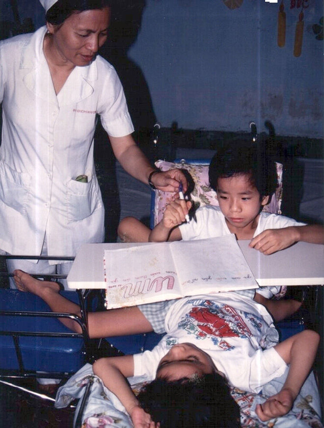 Khoảnh khắc khó quên của cả ekip sau ca tách dính 1988: Sống rồi!