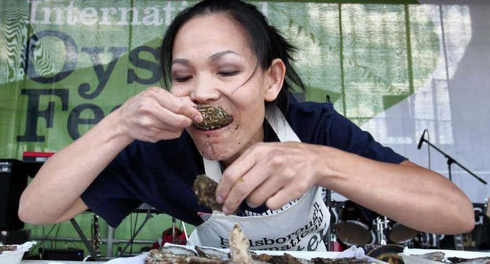 Ngã ngửa với kỷ lục ăn uống kì lạ: ăn 564 con hàu trong 8 phút