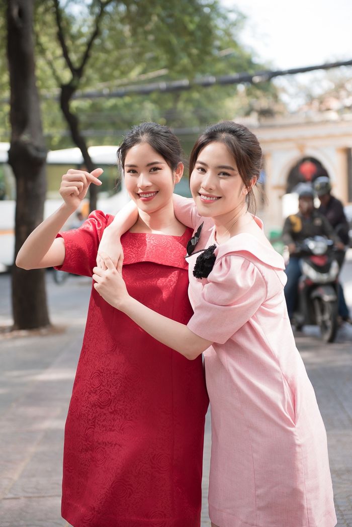 Phong cách diện đồ đôi của chị em sao Việt: Nam Anh - Nam Em trẻ trung