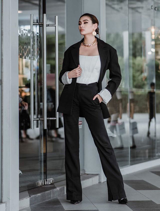 Phong cách sao Việt: Ngọc Trinh lộ vòng 1 chẳng căng đầy như mơ