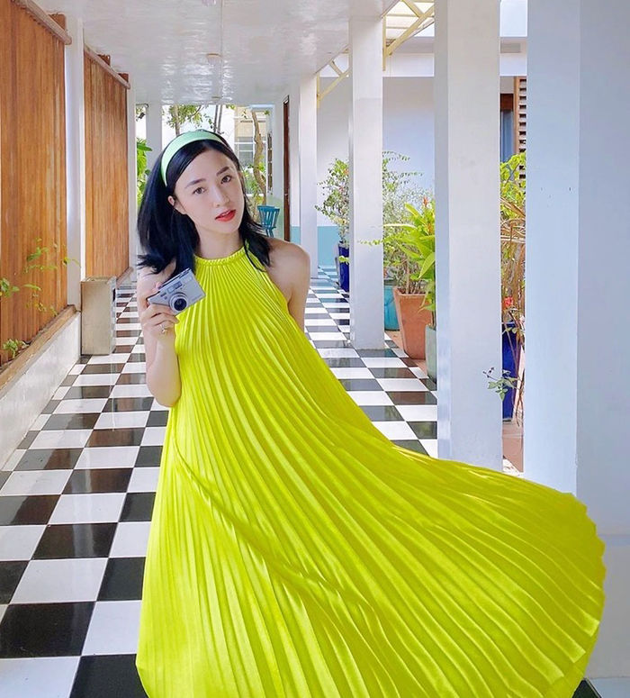 Phong cách sao Việt: Ngọc Trinh lộ vòng 1 chẳng căng đầy như mơ