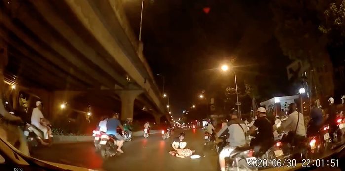 Phóng nhanh chở bà bầu bị nạn đi viện, tài xế mong mọi người thông cảm
