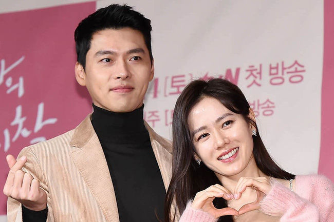 Chối chuyện hẹn hò nhưng Hyun Bin luôn nhìn Son Ye Jin đầy âu yếm