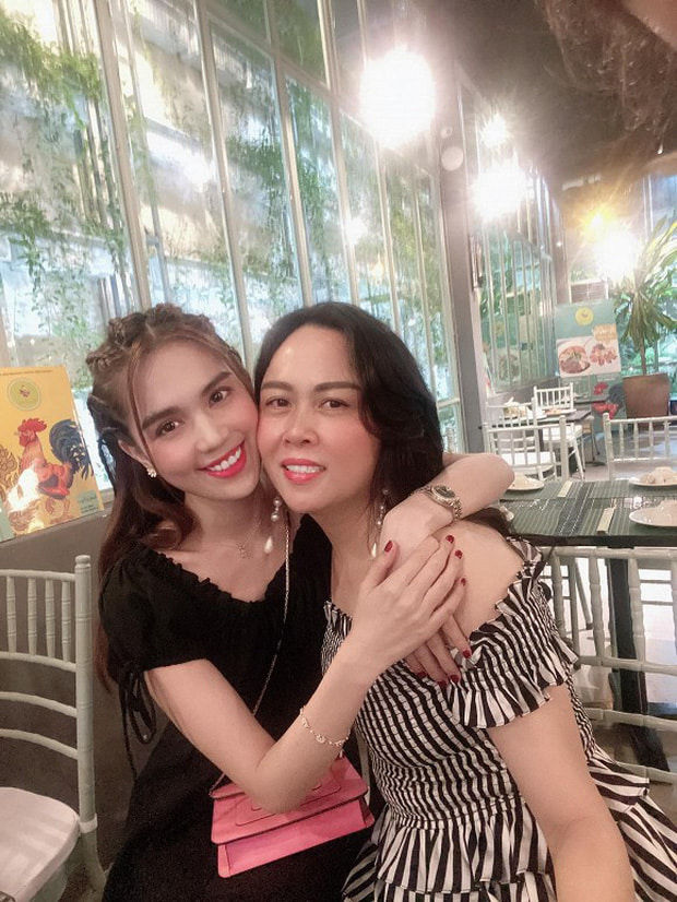 Mẹ bầu Đông Nhi thần thái ngút ngàn, Phượng Chanel hội ngộ Ngọc Trinh