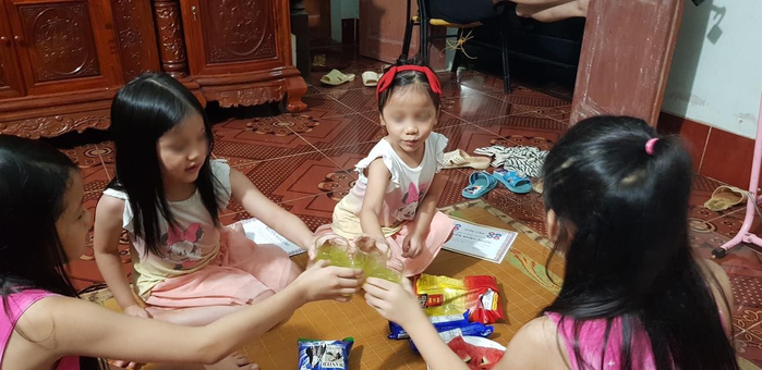 Phụ huynh tự làm giấy khen cho con vì không muốn con tủi thân