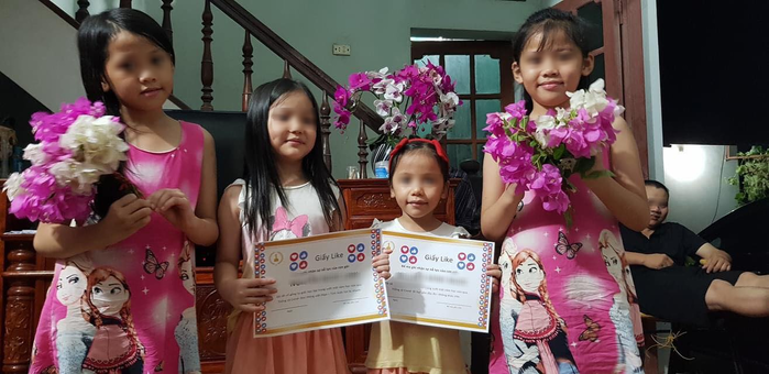 Phụ huynh tự làm giấy khen cho con vì không muốn con tủi thân